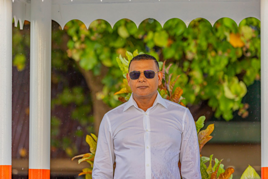 މީދޫ ދާއިރާއަށް ފަސް ވަނަ ދައުރަކަށް އިންތިޚާބުވެވަޑައިގެންނެވި ސިޔާމް، މީދޫގެ ރައްޔިތުންނާ ބައްދަލުކުރެއްވުން: މީދުއިން އެ މަނިކުފާނަށް ވަނީ ވަރަށް ހޫނު މަރުހަބާއެއް ކިޔާފައި -- ސަން ފޮޓޯ/ އަމަން ލަތީފް 