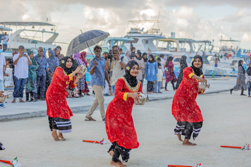 މީދޫ ދާއިރާއަށް ފަސް ވަނަ ދައުރަކަށް އިންތިޚާބުވެވަޑައިގެންނެވި ސިޔާމް، މީދޫގެ ރައްޔިތުންނާ ބައްދަލުކުރެއްވުން: މީދުއިން އެ މަނިކުފާނަށް ވަނީ ވަރަށް ހޫނު މަރުހަބާއެއް ކިޔާފައި -- ސަން ފޮޓޯ/ އަމަން ލަތީފް 