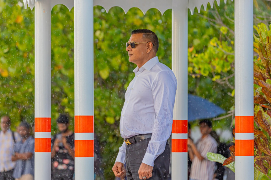 މީދޫ ދާއިރާއަށް ފަސް ވަނަ ދައުރަކަށް އިންތިޚާބުވެވަޑައިގެންނެވި ސިޔާމް، މީދޫގެ ރައްޔިތުންނާ ބައްދަލުކުރެއްވުން: މީދުއިން އެ މަނިކުފާނަށް ވަނީ ވަރަށް ހޫނު މަރުހަބާއެއް ކިޔާފައި -- ސަން ފޮޓޯ/ އަމަން ލަތީފް 