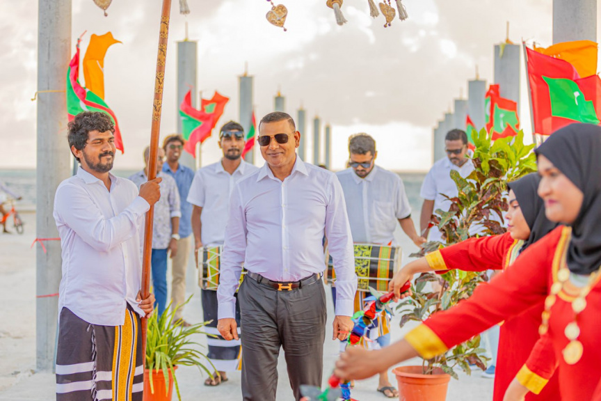 މީދޫ ދާއިރާއަށް ފަސް ވަނަ ދައުރަކަށް އިންތިޚާބުވެވަޑައިގެންނެވި ސިޔާމް، މީދޫގެ ރައްޔިތުންނާ ބައްދަލުކުރެއްވުން: މީދުއިން އެ މަނިކުފާނަށް ވަނީ ވަރަށް ހޫނު މަރުހަބާއެއް ކިޔާފައި -- ސަން ފޮޓޯ/ އަމަން ލަތީފް 
