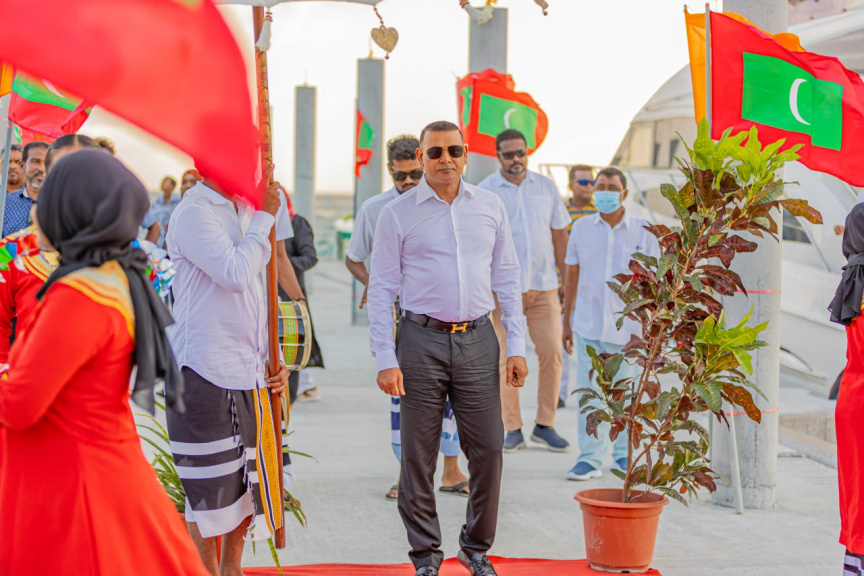 މީދޫ ދާއިރާއަށް ފަސް ވަނަ ދައުރަކަށް އިންތިޚާބުވެވަޑައިގެންނެވި ސިޔާމް، މީދޫގެ ރައްޔިތުންނާ ބައްދަލުކުރެއްވުން: މީދުއިން އެ މަނިކުފާނަށް ވަނީ ވަރަށް ހޫނު މަރުހަބާއެއް ކިޔާފައި -- ސަން ފޮޓޯ/ އަމަން ލަތީފް 