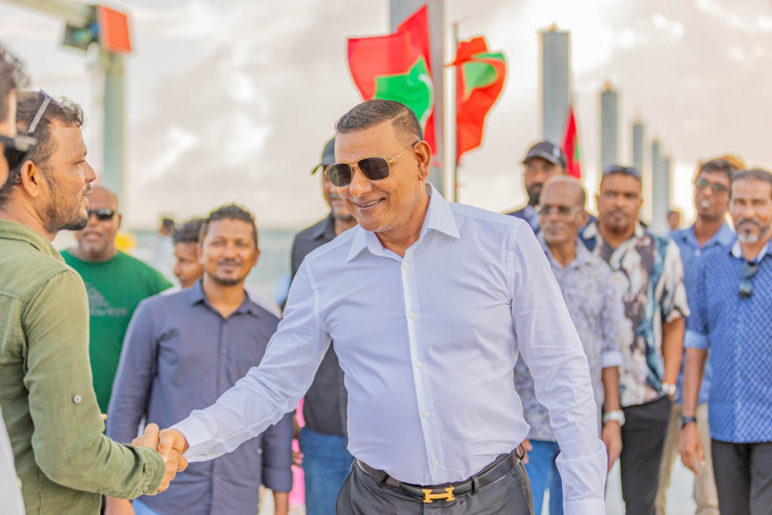 މީދޫ ދާއިރާއަށް ފަސް ވަނަ ދައުރަކަށް އިންތިޚާބުވެވަޑައިގެންނެވި ސިޔާމް، މީދޫގެ ރައްޔިތުންނާ ބައްދަލުކުރެއްވުން: މީދުއިން އެ މަނިކުފާނަށް ވަނީ ވަރަށް ހޫނު މަރުހަބާއެއް ކިޔާފައި -- ސަން ފޮޓޯ/ އަމަން ލަތީފް 
