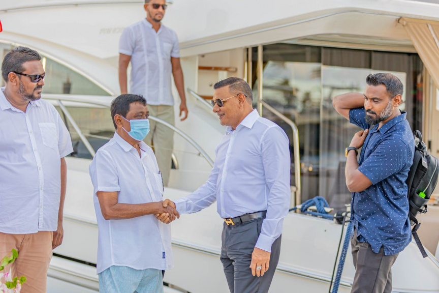 މީދޫ ދާއިރާއަށް ފަސް ވަނަ ދައުރަކަށް އިންތިޚާބުވެވަޑައިގެންނެވި ސިޔާމް، މީދޫގެ ރައްޔިތުންނާ ބައްދަލުކުރެއްވުން: މީދުއިން އެ މަނިކުފާނަށް ވަނީ ވަރަށް ހޫނު މަރުހަބާއެއް ކިޔާފައި -- ސަން ފޮޓޯ/ އަމަން ލަތީފް 