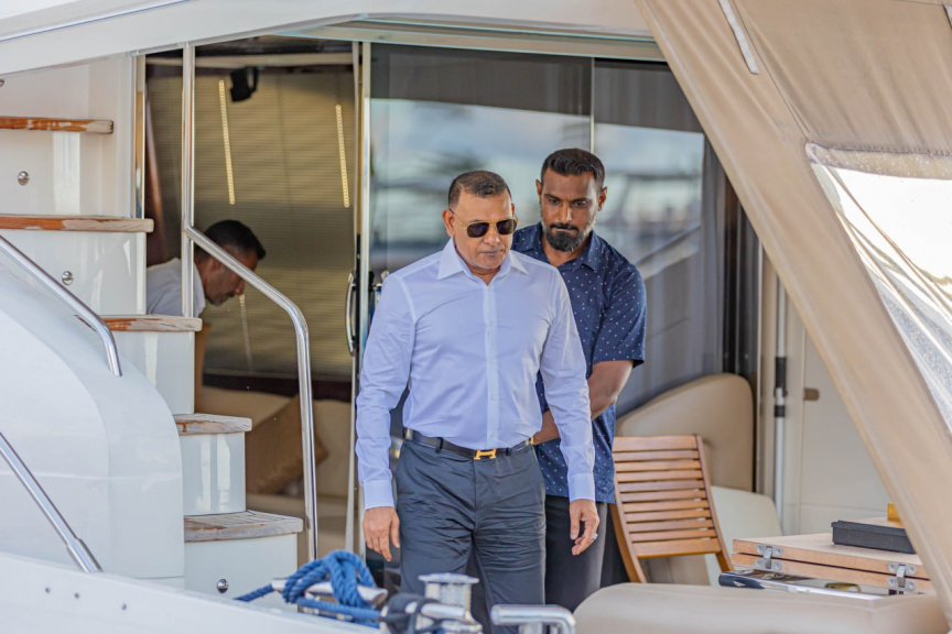 މީދޫ ދާއިރާއަށް ފަސް ވަނަ ދައުރަކަށް އިންތިޚާބުވެވަޑައިގެންނެވި ސިޔާމް، މީދޫގެ ރައްޔިތުންނާ ބައްދަލުކުރެއްވުން: މީދުއިން އެ މަނިކުފާނަށް ވަނީ ވަރަށް ހޫނު މަރުހަބާއެއް ކިޔާފައި -- ސަން ފޮޓޯ/ އަމަން ލަތީފް 
