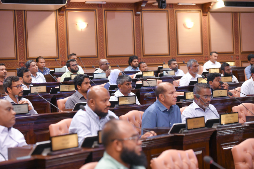 ވިހިވަނަ މަޖިލީހުގެ މެންބަރުން: މި މަޖިލީހުގައި 93 މެންބަރުން ތިއްބަވާ -- ފޮޓޯ/ މަޖިލިސް 