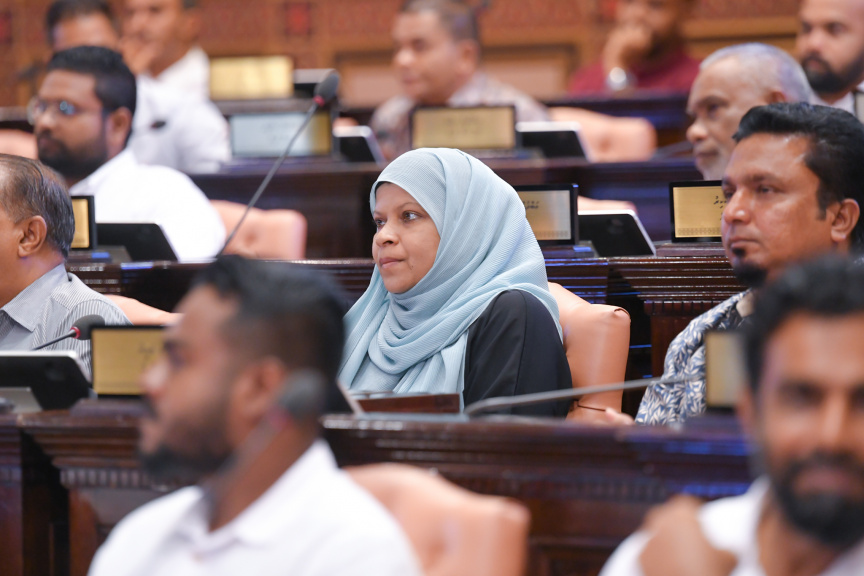 ވިހިވަނަ މަޖިލީހުގައި 93 މެންބަރުންގެ ތެރޭގައި ހިމެނިވަޑައިގަންނަވަނީ އެންމެ ތިން އަންހެން މެންބަރުން: އަންހެން މެންބަރުންގެ ތެރޭގައި ކ. ހުރާގެ މެންބަރު ކ. ހުރާގެ މެންބަރު އަނާރާ ނައީމް ހިމެނޭ -- ފޮޓޯ/ މަޖިލިސް 