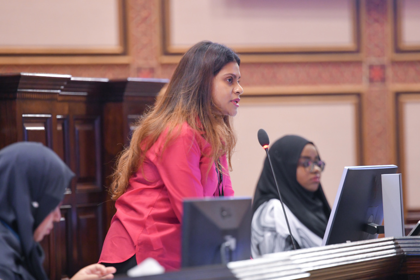 ވިހިވަނަ މަޖިލީހުގެ މެންބަރުންނަށް ބޭއްވި ޚާއްސަ ސެޝަންގެ ތެރެއިން: ރައްޔިތުންގެ މަޖިލީހުގެ ކައުންސެލާ ޖެނެރަލް ފާތިމަތު ފިލްޒާ ވާހަކަދައްވަނީ -- ފޮޓޯ/ މަޖިލިސް 