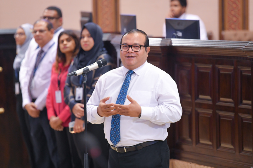 ނަވާރަ ވަނަ މަޖިލީހުގެ ރައީސް މުޙައްމަދު އަސްލަމް، ވިހި ވަނަ މަޖިލީހުގެ މެންބަރުންނާ މުހާތަބު ކުރައްވައި ވާހަކަދައްވަނީ -- ފޮޓޯ/ މަޖިލިސް 