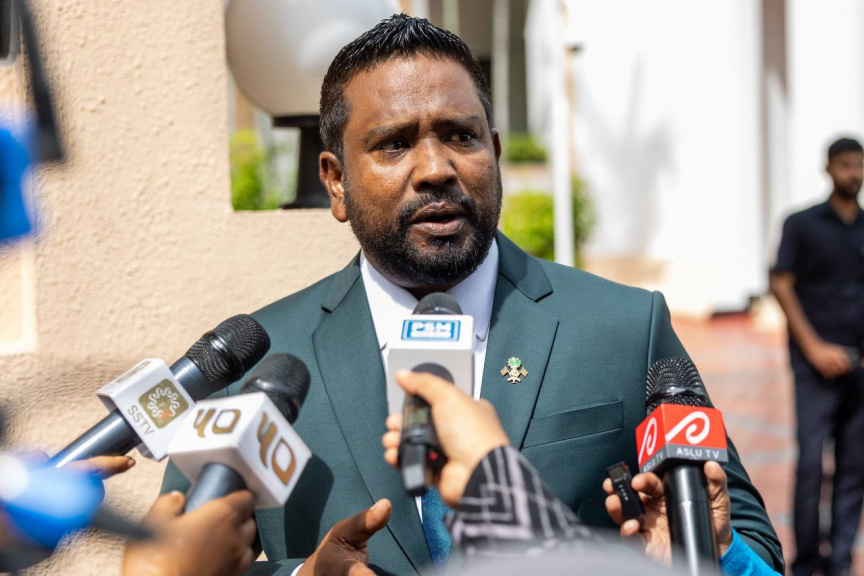 މެމްބަރު މުޙައްމަދު އިސްމާއިލް މީޑިއާއަށް މައުލޫމާތު ދެއްވަނީ -- ސަން ފޮޓޯ/ މޫސާ ނަދީމް