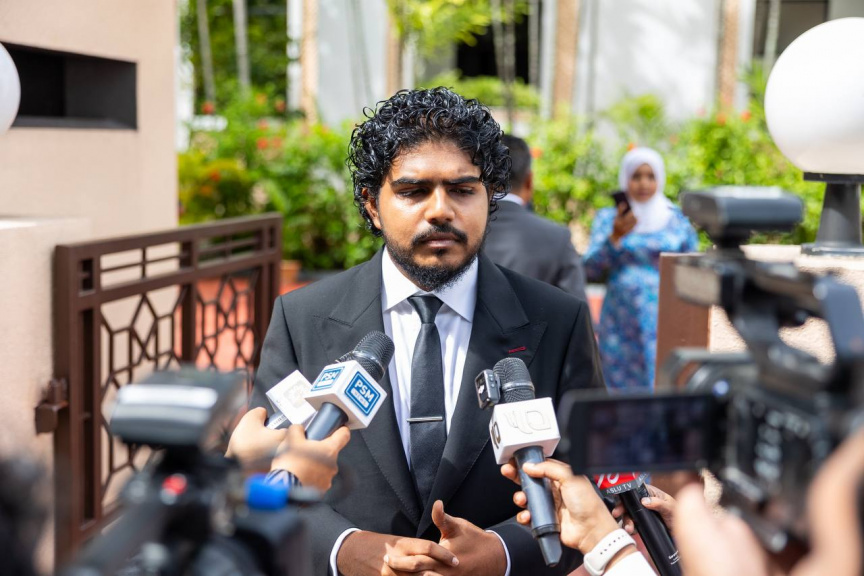 މެމްބަރު އަޒާން މީޑިއާއަށް މައުލޫމާތު ދެއްވަނީ -- ސަން ފޮޓޯ/ މޫސާ ނަދީމް