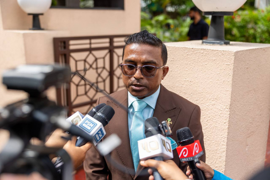 މެމްބަރު ރިފާއު މީޑިއާއަށް މައުލޫމާތު ދެއްވަނީ -- ސަން ފޮޓޯ/ މޫސާ ނަދީމް