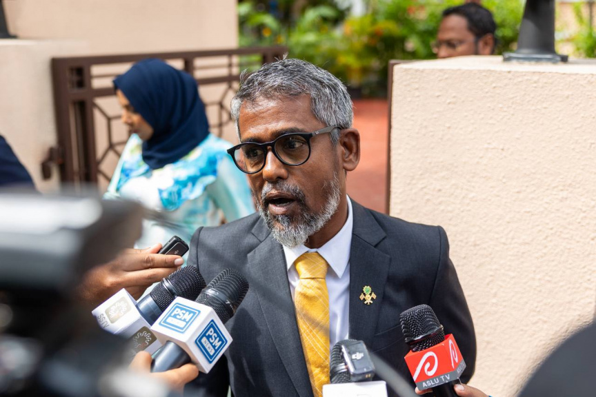 މެމްބަރު ޒިޔާދު މީޑިއާއަށް މައުލޫމާތު ދެއްވަނީ -- ސަން ފޮޓޯ/ މޫސާ ނަދީމް
