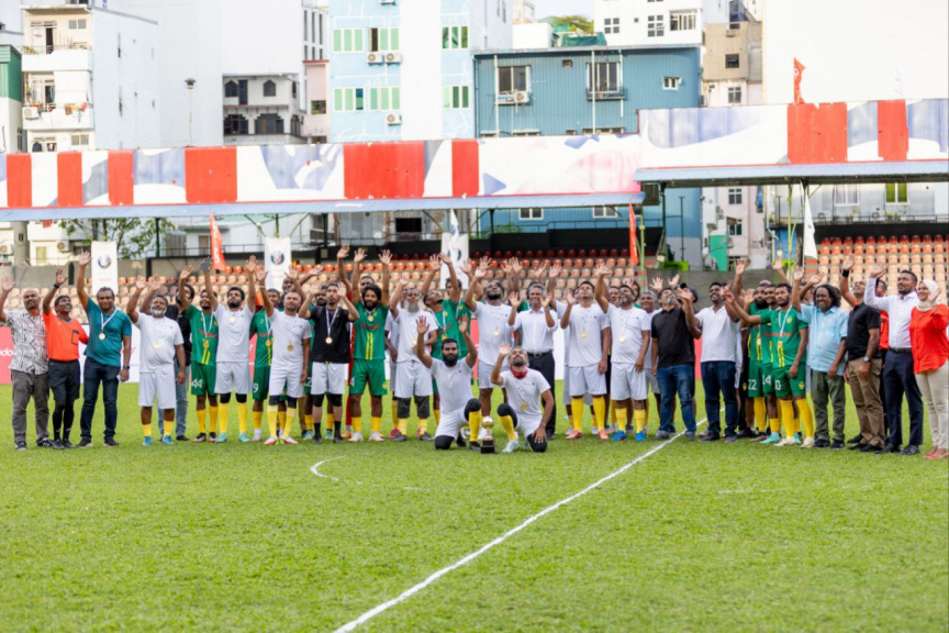 ޖޭޖޭ އޮކޯޗާއާ އެކު ބޭއްވި ފުޓްސަލް މެޗު ނިންމާލުން -- ސަން ފޮޓޯ/ ނާއިޝް ނާހިދު