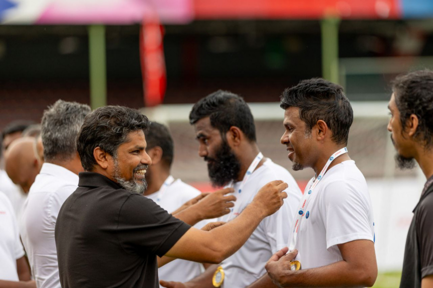 ޖޭޖޭ އޮކޯޗާއާ އެކު ބޭއްވި ފުޓްސަލް މެޗުގެ މެޑަލް ހަވާލުކުރުން -- ސަން ފޮޓޯ/ ނާއިޝް ނާހިދު