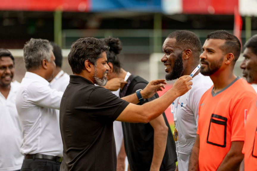 ޖޭޖޭ އޮކޯޗާއާ އެކު ބޭއްވި ފުޓްސަލް މެޗުގެ މެޑަލް ހަވާލުކުރުން -- ސަން ފޮޓޯ/ ނާއިޝް ނާހިދު