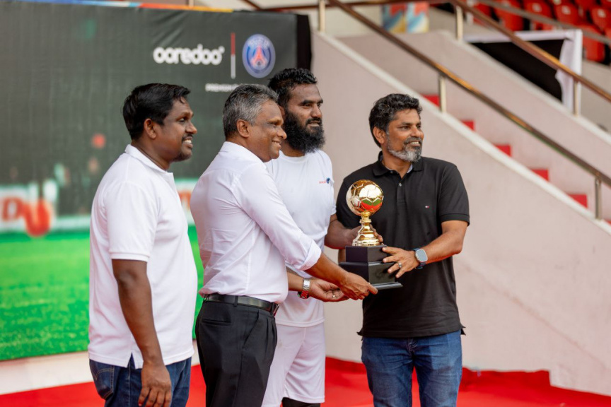 ޖޭޖޭ އޮކޯޗާއާ އެކު ބޭއްވި ފުޓްސަލް މެޗުގެ އެމްވީޕީއަށް ހޮވުނީ އަލީ އަޝްފާގު -- ސަން ފޮޓޯ/ ނާއިޝް ނާހިދު