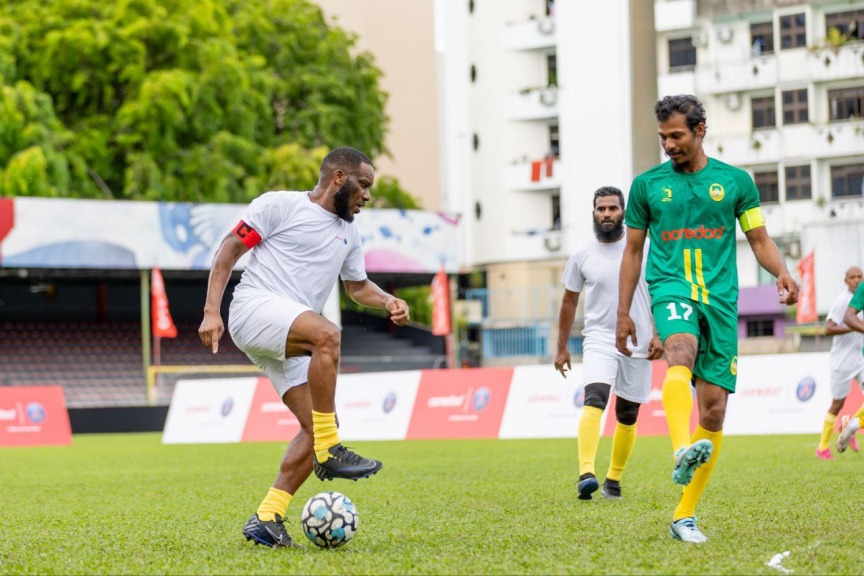 ޖޭޖޭ އޮކޯޗާއާ އެކު ބޭއްވި ފުޓްސަލް މެޗުގައި ރާއްޖޭގައި އުފެދުނު އެންމެ މޮޅު އެއް ކުޅުންތެރިޔާ އަލީ އަޝްފާގު -- ސަން ފޮޓޯ/ ނާއިޝް ނާހިދު