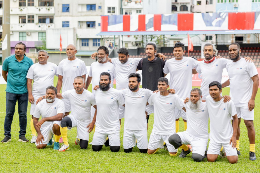 ޖޭޖޭ އޮކޯޗާއާ އެކު ބޭއްވި ފުޓްސަލް މެޗުގައި ވާދަކުރީ ޓީމް ލެޖެންޑްސްއާއި މާޒިޔާ -- ސަން ފޮޓޯ/ ނާއިޝް ނާހިދު