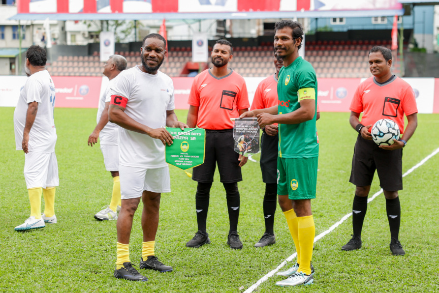 ޖޭޖޭ އޮކޯޗާއާ އެކު ބޭއްވި ފުޓްސަލް މެޗުގައި ވާދަކުރީ ޓީމް ލެޖެންޑްސްއާއި މާޒިޔާ -- ސަން ފޮޓޯ/ ނާއިޝް ނާހިދު