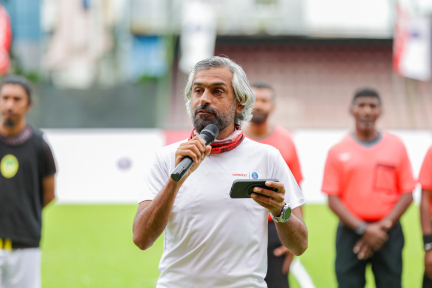 ފުޓްސަލް މެޗު، އުރީދޫ މޯލްޑިވްސްގެ ސީއީއޯ ޚާލިދު އަލް ހަމާދީ ފައްޓަވައިދެއްވަނީ -- ސަން ފޮޓޯ/ ނާއިޝް ނާހިދު 