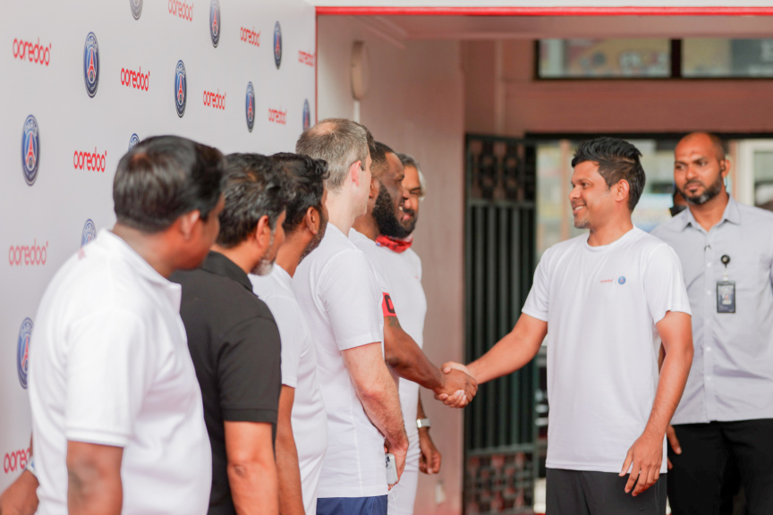 ފުޓްސަލް މެޗަށް ނައިބު ރައީސް ހުސައިން މުޙައްމަދު ލަތީފު ވަޑައިގަތުން -- ސަން ފޮޓޯ/ ނާއިޝް ނާހިދު 