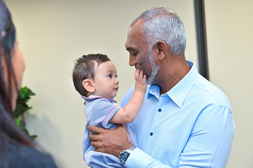 ރައީސް، އެމެރިކާގައި ދިރިއުޅޭ ދިވެހިންނާ ބައްދަލުކުރެއްވުން: އެ މަނިކުފާނު ހާލުއަހުވާލު އޮޅުންފިލުއްވައި އެފަރާތްތައް ބޭނުންވާކަންކަން އެއްސެވި -- ފޮޓޯ/ ރައީސް އޮފީސް 