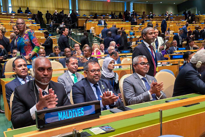 ރައީސް އދ.ގެ އާންމު މަޖިލީހުގެ ބަހުސްގައި: އެ މަނިކުފާނާއެކު ފޮރިން މިނިސްޓަރު ޒަމީރާއި އެންވަޔަރަމެންޓް މިނިސްޓަރު ތޯރިގު ވެސް ބައިވެރިވެވަޑައިގެންނެވި -- ފޮޓޯ/ ރައީސް އޮފީސް