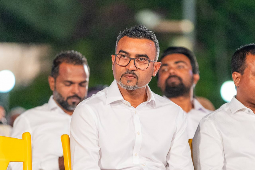 އެމްޑީޕީގެ ޕީޖީ ލީޑަރު ނާޒިލް: އެމްޑީޕީން ގާނޫނު އަސާސީގެ ދިފާއުގައިގެ ނަމުގައި ބޭއްވި ޖަލްސާގައި، ގާނޫނު އަސާސީއަށް ގެނައި އިސްލާހު ބާތިލުކުރަން ގޮވާލާ ޕެޓިޝަނެއް އިއްވި -- ސަން ފޮޓޯ/ މޫސާ ނަދީމް