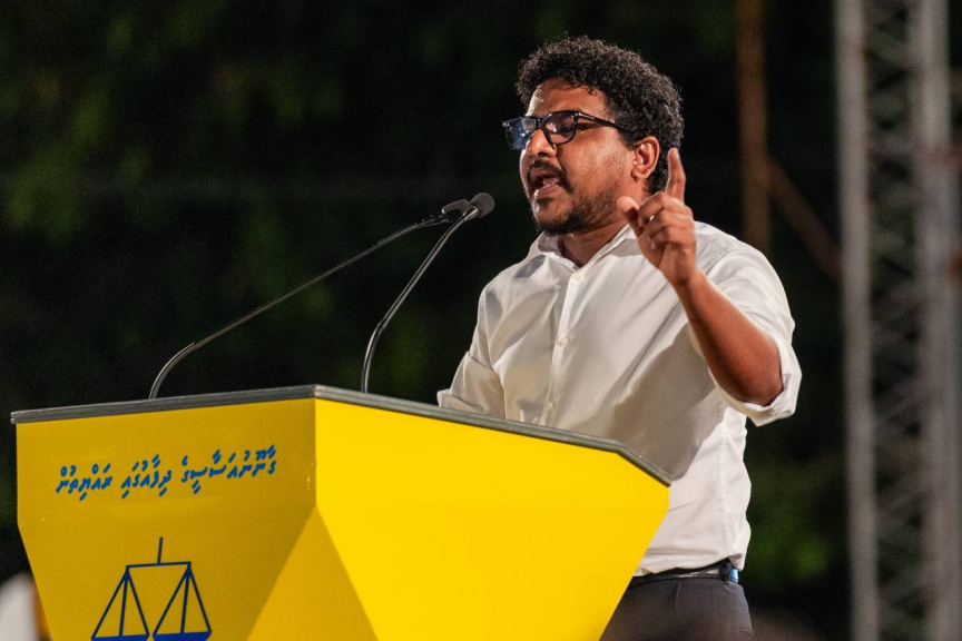 އެމްޑީޕީގެ ޖަލްސާގައި ކެންދޫ ދާއިރާގެ މެމްބަރު މައުރޫފް ޒާކިރު -- ސަން ފޮޓޯ/ މޫސާ ނަދީމް