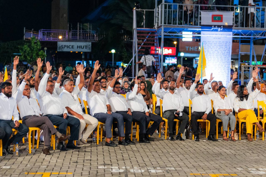 އެމްޑީޕީން 'ގާނޫނު އަސާސީގެ ދިފާއުގައި'ގެ ނަމުގައި ބޭއްވި ޖަލްސާގެ ކުރިން ގައުމީ މަޖިލީހުގެ ބައްދަލުވުން ބާއްވަނީ -- ސަން ފޮޓޯ/ މޫސާ ނަދީމް