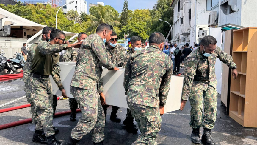ހައުސިން މިނިސްޓްރީ ހިންގާ އިމާރާތުގައި އަލިފާން ރޯވުން: މި އަލިފާނުގެ ހާދިސާއާ ގުޅިގެން ތިން މިނިސްޓްރީއެއްގެ މަސައްކަތް ވަނީ ހުއްޓުމަކަށް އައިސްފައި-- ސަން ފޮޓޯ: މުޙައްމަދު ހަމްޒާ