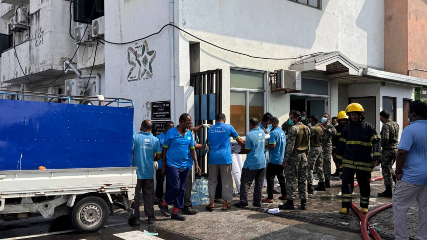 ހައުސިން މިނިސްޓްރީ ހިންގާ އިމާރާތުގައި އަލިފާން ރޯވުން: މި އަލިފާނުގެ ހާދިސާއާ ގުޅިގެން ތިން މިނިސްޓްރީއެއްގެ މަސައްކަތް ވަނީ ހުއްޓުމަކަށް އައިސްފައި-- ސަން ފޮޓޯ: މުޙައްމަދު ހަމްޒާ