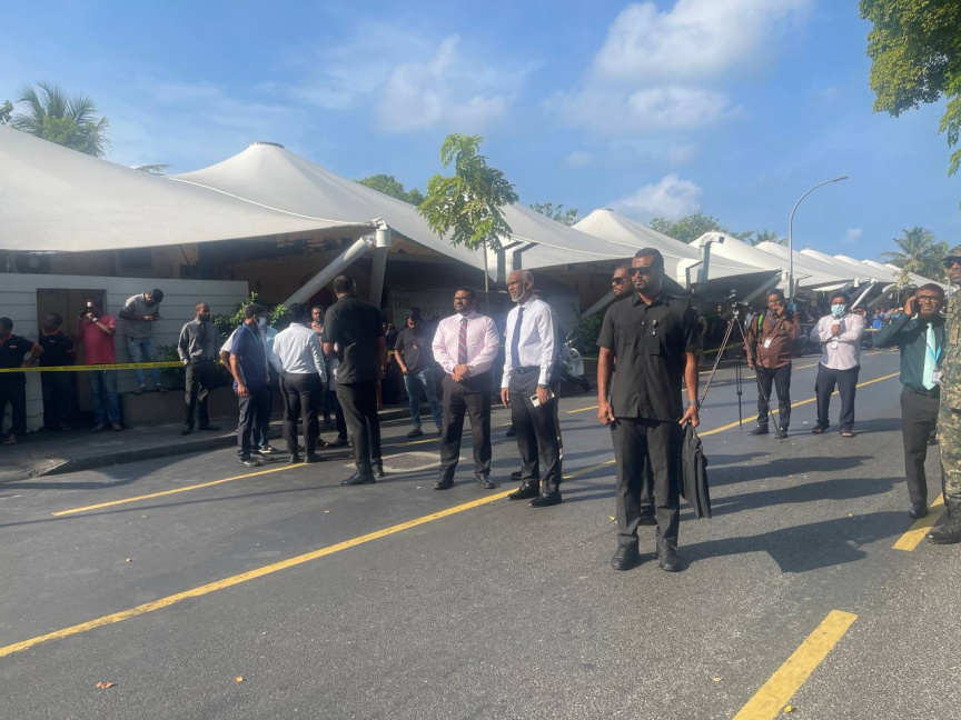 ހައުސިން މިނިސްޓްރީ ހިންގާ އިމާރާތުގައި އަލިފާން ރޯވުން: މި އަލިފާނުގެ ހާދިސާއާ ގުޅިގެން ތިން މިނިސްޓްރީއެއްގެ މަސައްކަތް ވަނީ ހުއްޓުމަކަށް އައިސްފައި-- ސަން ފޮޓޯ: މުޙައްމަދު ހަމްޒާ