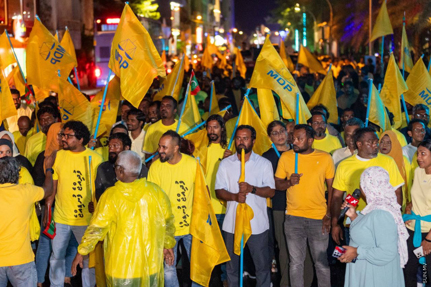 31 ޖެނުއަރީ 2025: އެމްޑީޕީގެ "ފުދިއްޖެ، ފުނޑިއްޖެ" ހިނގާލުން. ގިނަ ބަޔަކު އެއްވެ މާލޭގެ މަގުތައް ވަނީ ފުރައިލައިފައި. މިއީ އެ ޕަޓީން އިދިކޮޅަށް އައިފަހުން ބޭއްވި މިފަދަ ފުރަތަަމަ ބޮޑު ހިނގާލުން ---- ސަން ފޮޓޯ/ މޫސާ ނަދީމް