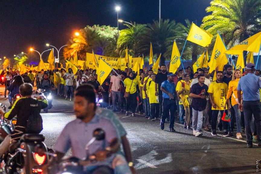 31 ޖެނުއަރީ 2025: އެމްޑީޕީގެ "ފުދިއްޖެ، ފުނޑިއްޖެ" ހިނގާލުން. ގިނަ ބަޔަކު އެއްވެ މާލޭގެ މަގުތައް ވަނީ ފުރައިލައިފައި. މިއީ އެ ޕަޓީން އިދިކޮޅަށް އައިފަހުން ބޭއްވި މިފަދަ ފުރަތަަމަ ބޮޑު ހިނގާލުން ---- ސަން ފޮޓޯ/ މޫސާ ނަދީމް