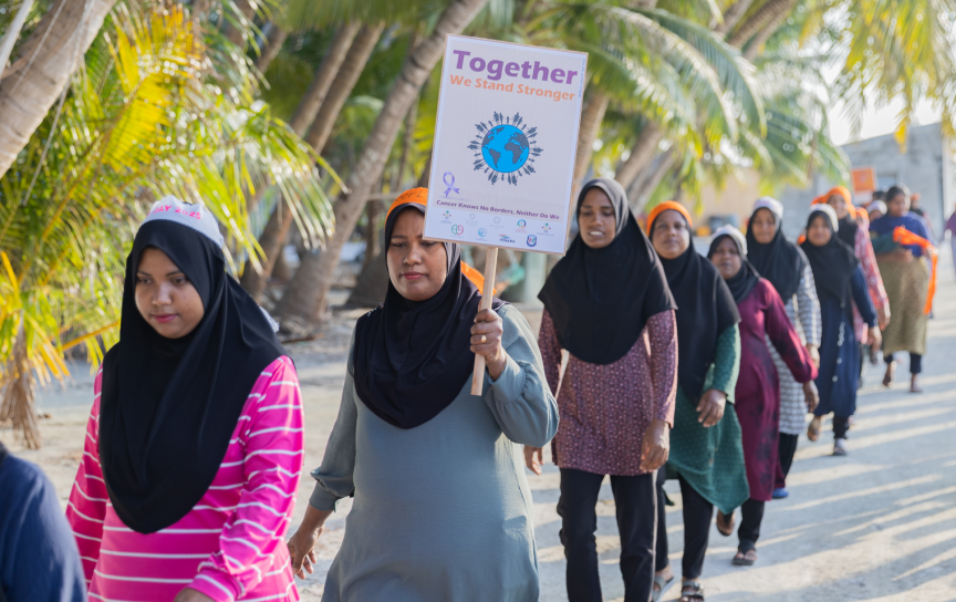 ވިލު ރީފް ފެމިލީ ކްލަބުން ކެންސަރު ބަލީގެ ދުވަސް ފާހަގަކުރުމުގެ ގޮތުން ބޭއްވި ހިނގާލުމުގެ ތެރެއިން. މި ހިނގާލުމުގައި ގިނަ ބަޔަކު ބައިވެރިވި --- ފޮޓޯ: ވިލު ރީފް ފެމެލީ ކްލަބް