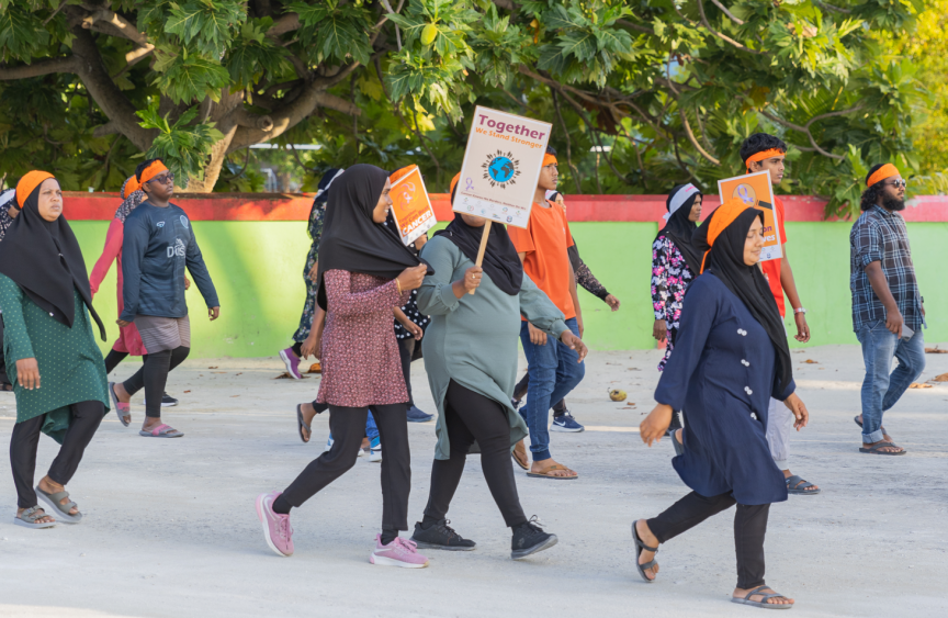 ވިލު ރީފް ފެމިލީ ކްލަބުން ކެންސަރު ބަލީގެ ދުވަސް ފާހަގަކުރުމުގެ ގޮތުން ބޭއްވި ހިނގާލުމުގެ ތެރެއިން --- ފޮޓޯ: ވިލު ރީފް ފެމެލީ ކްލަބް
