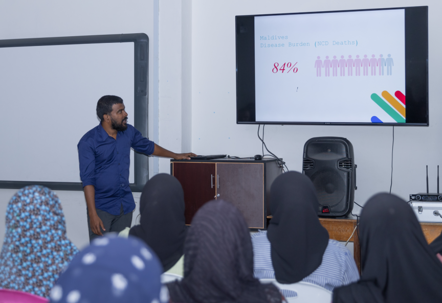 ވިލު ރީފް ފެމިލީ ކްލަބުން ކެންސަރު ބަލީގެ ދުވަސް ފާހަގަކުރުމުގެ ގޮތުން ބޭއްވި މައުލޫމާތު ދިނުމުގެ ސެޝަނުގެ ތެރެއިން --- ފޮޓޯ: ވިލު ރީފް ފެމެލީ ކްލަބް