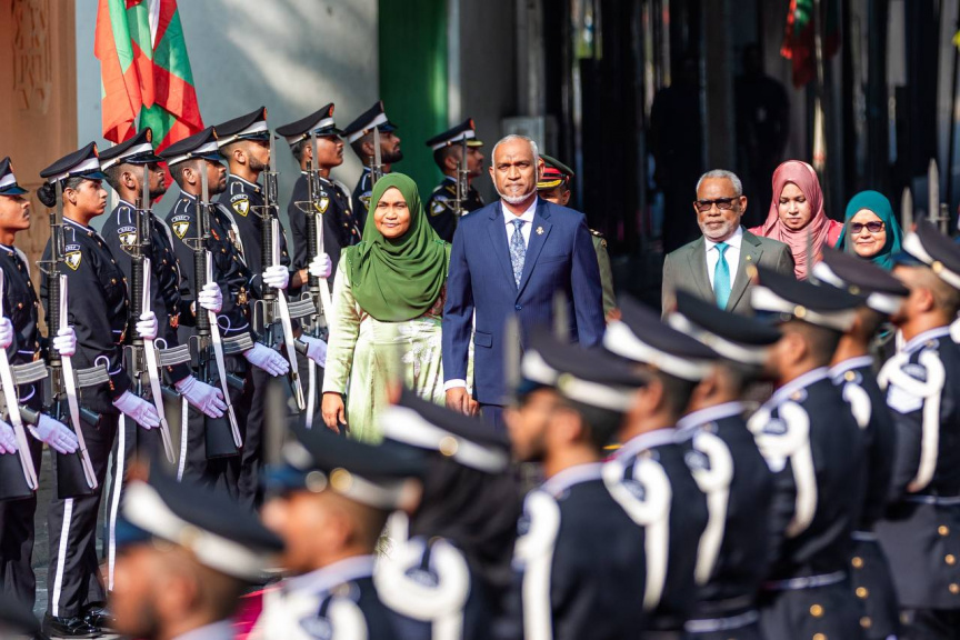 6 ފެބްރުއަރީ 2025: ރިޔާސީ ބަޔާން އިއްވުމުގެ ޖަލްސާއަށް ރައީސް ޑރ. މުޙައްމަދު މުއިއްޒާއި، އެ މަނިކުފާނުގެ އަނބިކަނބަލުން ސާޖިދާ މުޙައްމަދު ވަޑައިގަތުން -- ސަން ފޮޓޯ/ މޫސާ ނަދީމް