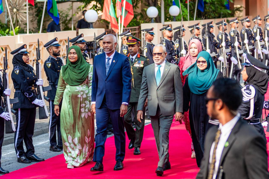 6 ފެބްރުއަރީ 2025: ރިޔާސީ ބަޔާން އިއްވުމުގެ ޖަލްސާއަށް ރައީސް ޑރ. މުޙައްމަދު މުއިއްޒާއި، އެ މަނިކުފާނުގެ އަނބިކަނބަލުން ސާޖިދާ މުޙައްމަދު ވަޑައިގަތުން -- ސަން ފޮޓޯ/ މޫސާ ނަދީމް