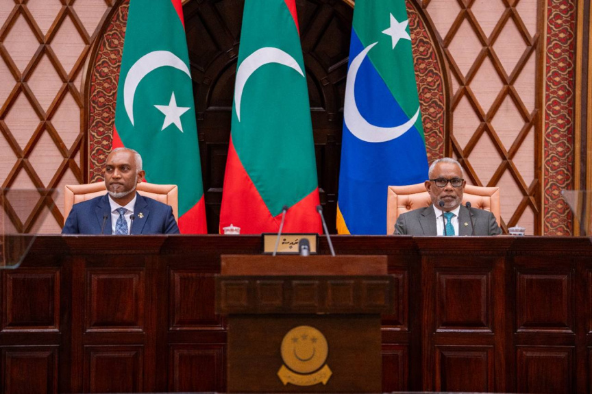 6 ފެބްރުއަރީ 2025: ރިޔާސީ ބަޔާން އިއްވުމުގެ ޖަލްސާގައި ރައީސް ޑރ. މުޙައްމަދު މުއިއްޒާއި، މަޖިލިސް ރައީސް އަބްދުއްރަހީމް އަބްދުﷲ ރިޔާސަތުގައި -- ފޮޓޯ: މަޖިލިސް