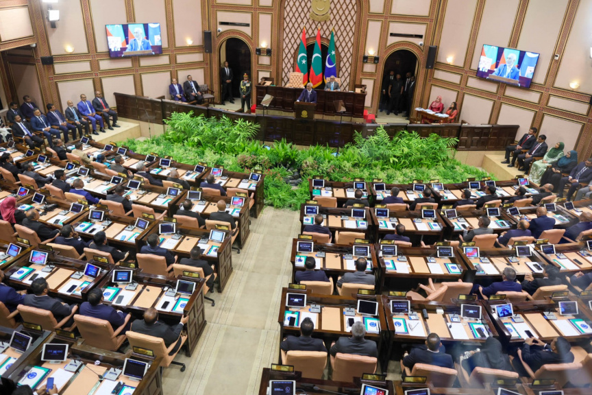 6 ފެބްރުއަރީ 2025: ރިޔާސީ ބަޔާން އިއްވުމުގެ ޖަލްސާގައި މަޖިލިސް ތަޅުން -- ފޮޓޯ: މަޖިލިސް
