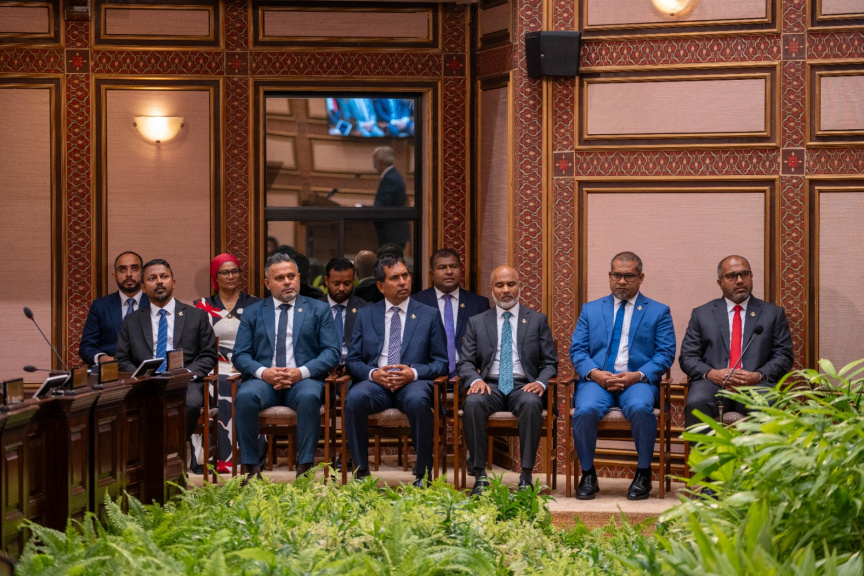 6 ފެބްރުއަރީ 2025: ރިޔާސީ ބަޔާން އިއްވުމުގެ ޖަލްސާގައި މަޖިލިސް ތަޅުމުގައި ވަޒީރުން -- ފޮޓޯ: މަޖިލިސް