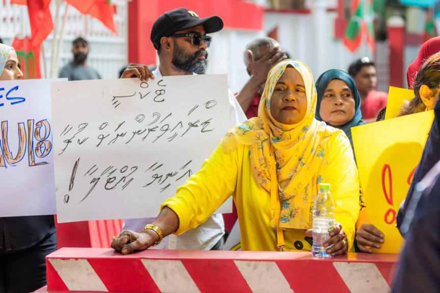 6 ފެބްރުއަރީ 2025: ރިޔާސީ ބަޔާން އިއްވުމުގެ ޖަލްސާއާ ދިމާކޮށް އިދިކޮޅު އެމްޑީޕީގެ ސަޕޯޓަރުން މަޖިލިސް ދޮށަށް އެއްވެ އިހުތިޖާޖުކުރުން -- ސަން ފޮޓޯ/ މޫސާ ނަދީމް