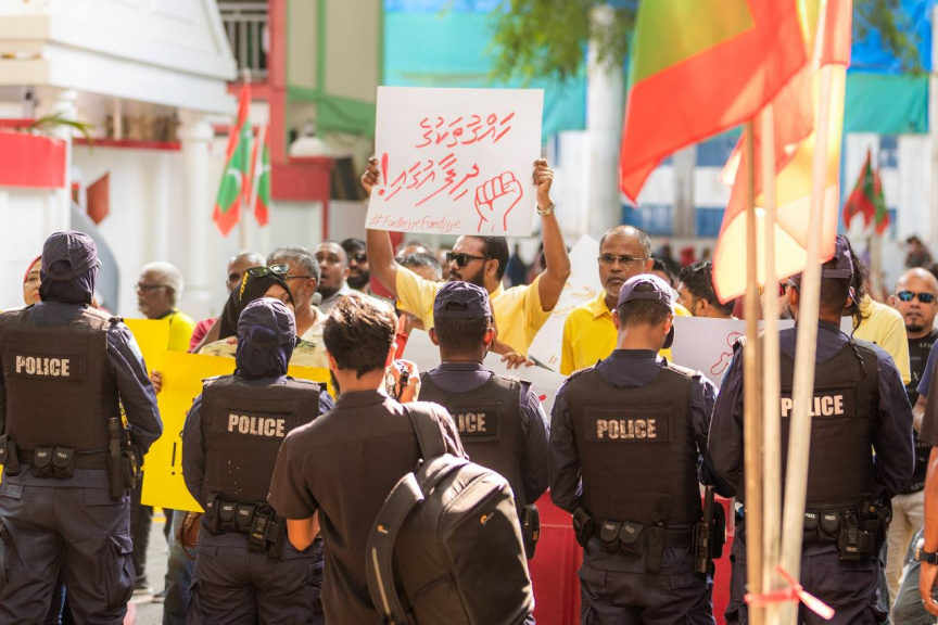 6 ފެބްރުއަރީ 2025: ރިޔާސީ ބަޔާން އިއްވުމުގެ ޖަލްސާއާ ދިމާކޮށް އިދިކޮޅު އެމްޑީޕީގެ ސަޕޯޓަރުން މަޖިލިސް ދޮށަށް އެއްވެ އިހުތިޖާޖުކުރުން. ޚިޔާލުފާޅުކުރުމުގެ ބެނާތައް ސަޕޯޓަރުންވަނީ ބޭނުންކޮށްފައި -- ސަން ފޮޓޯ/ މޫސާ ނަދީމް