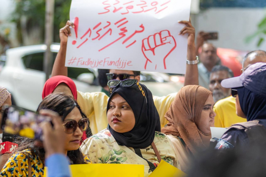 6 ފެބްރުއަރީ 2025: ރިޔާސީ ބަޔާން އިއްވުމުގެ ޖަލްސާއާ ދިމާކޮށް އިދިކޮޅު އެމްޑީޕީގެ ސަޕޯޓަރުން މަޖިލިސް ދޮށަށް އެއްވެ އިހުތިޖާޖުކުރުން -- ސަން ފޮޓޯ/ މޫސާ ނަދީމް