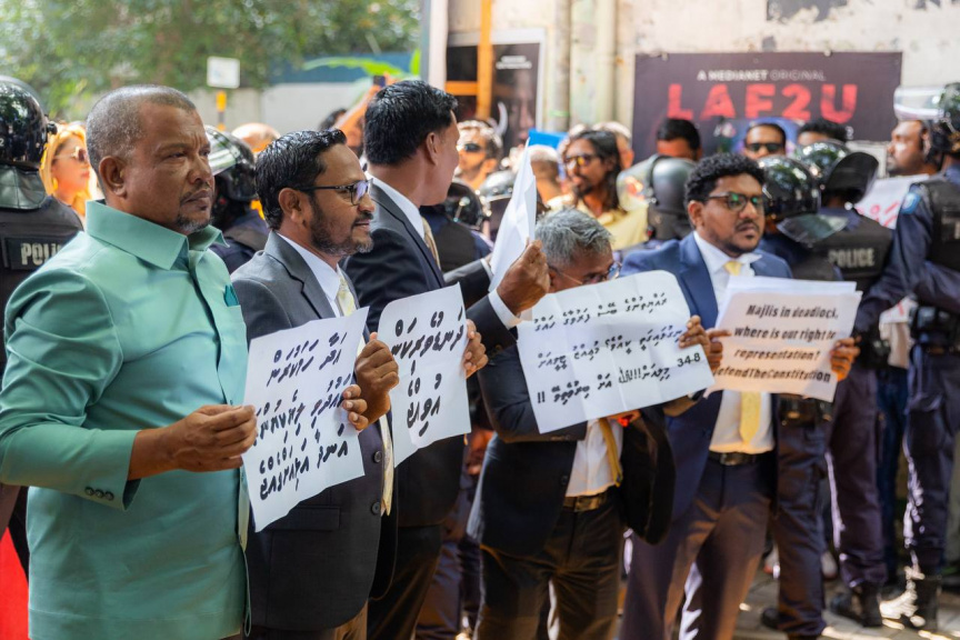 6 ފެބްރުއަރީ 2025: ރިޔާސީ ބަޔާން އިއްވުމުގެ ޖަލްސާއާ ދިމާކޮށް އިދިކޮޅު އެމްޑީޕީގެ ސަޕޯޓަރުން މަޖިލިސް ދޮށަށް އެއްވެ އިހުތިޖާޖުކުރުން. ތަޅުމުން ނަން އިއްވައި ނެރުމުން،  މި އިހުތިޖާޖުގައި އެމްޑީޕީގެ މެންބަރުން ވެސް ވަނީ ބައިވެރިވެފައި -- ސަން ފޮޓޯ/ މޫސާ ނަދީމް