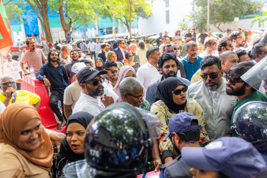 6 ފެބްރުއަރީ 2025: ރިޔާސީ ބަޔާން އިއްވުމުގެ ޖަލްސާއާ ދިމާކޮށް އިދިކޮޅު އެމްޑީޕީގެ ސަޕޯޓަރުން މަޖިލިސް ދޮށަށް އެއްވެ އިހުތިޖާޖުކުރުން، އެސްއޯ ފުލުހުންވަނީ އިހުތިޖާޖު ކޮންޓްރޯލުކުރަން ހަރަކާތްތެރިވެފައި -- ސަން ފޮޓޯ/ މޫސާ ނަދީމް