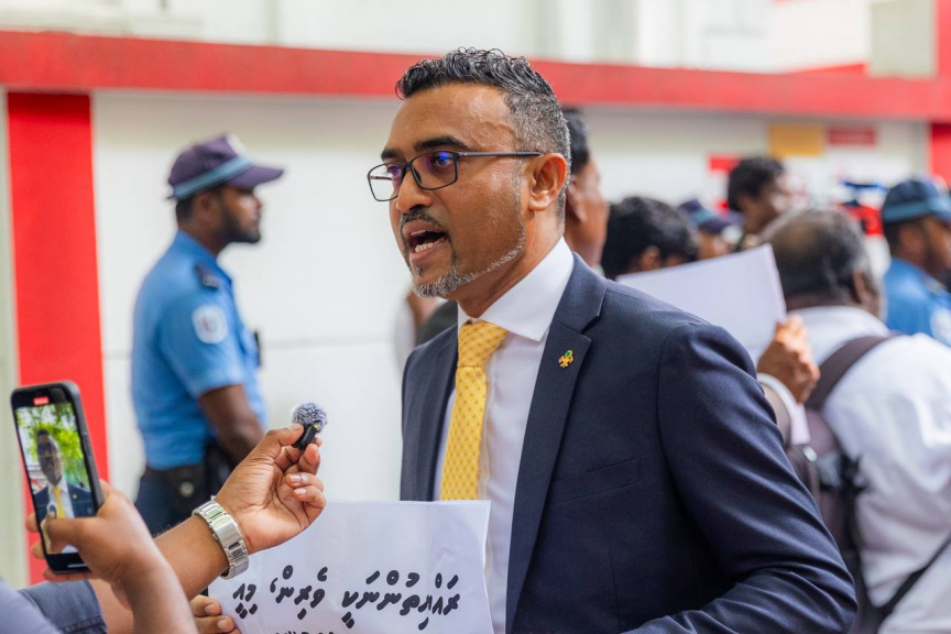 6 ފެބްރުއަރީ 2025: ރިޔާސީ ބަޔާން އިއްވުމުގެ ޖަލްސާއާ ދިމާކޮށް އިދިކޮޅު އެމްޑީޕީގެ ސަޕޯޓަރުން މަޖިލިސް ދޮށަށް އެއްވެ ކުރި އިހުތިޖާޖުގެ ތެރެއިން އައްޑޫ ހިތަދޫ ދެކުނު ދާއިރާގެ މެންބަރު އިބްރާހިމް ނާޒިލް "ސަން"އާ ވާހަކަަދައްކަވަނީ -- ސަން ފޮޓޯ/ މޫސާ