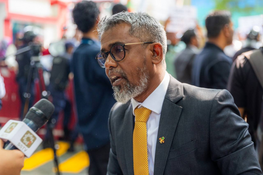 6 ފެބްރުއަރީ 2025: ރިޔާސީ ބަޔާން އިއްވުމުގެ ޖަލްސާއާ ދިމާކޮށް އިދިކޮޅު އެމްޑީޕީގެ ސަޕޯޓަރުން މަޖިލިސް ދޮށަށް އެއްވެ ކުރި އިހުތިޖާޖުގެ ތެރެއިން ވައިކަރަދޫ ދާއިރާގެ މެންބަރު ޒިޔާދު "ސަން"އާ ވަހަކަދައްކަވަނީ -- ސަން ފޮޓޯ/ މޫސާ ނަދީމް